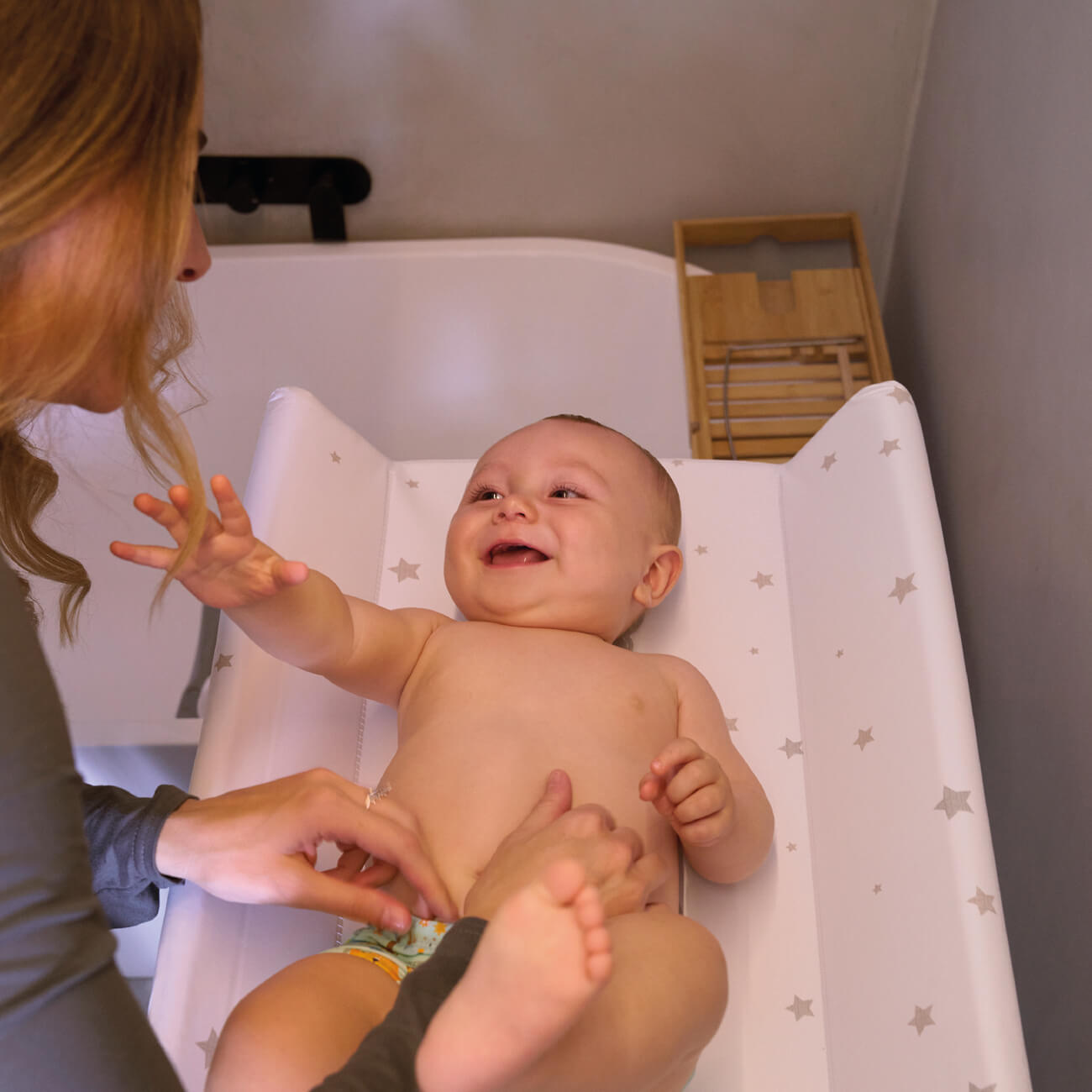 Cambiador con bañera plegable Zoe - MSBABYWORLD bebe usando el cambiador bañera Zoe de MS