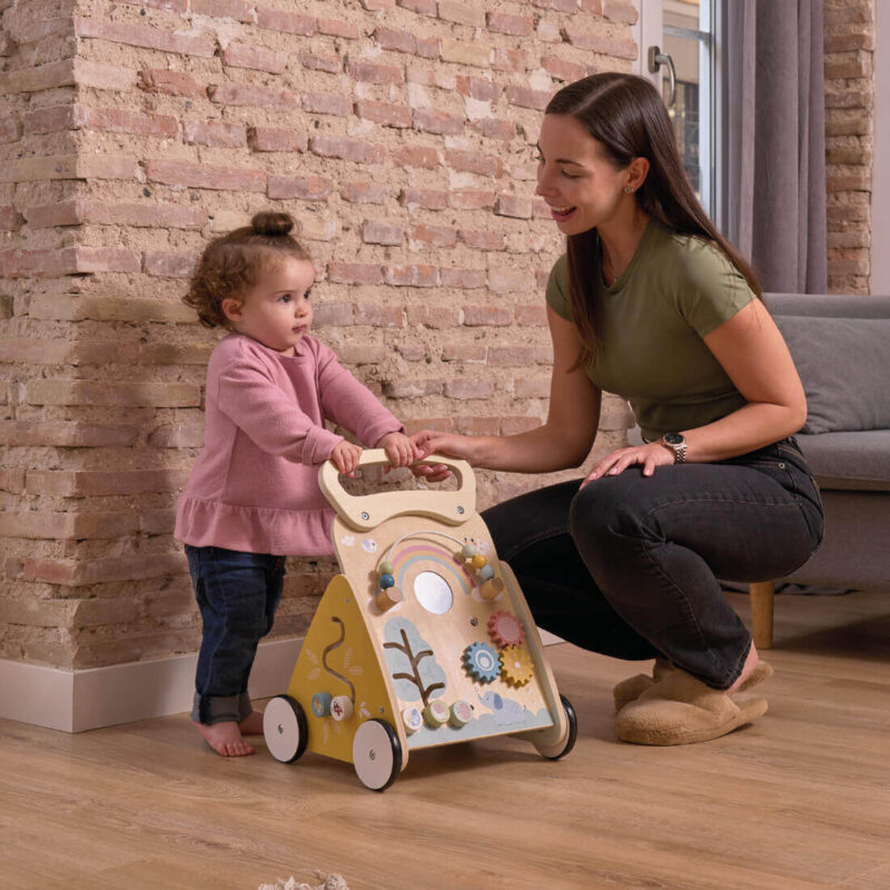 madre y bebe con andador